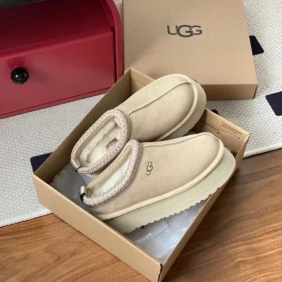 UGG Women's Cream Slippers - Picture 1 of 2